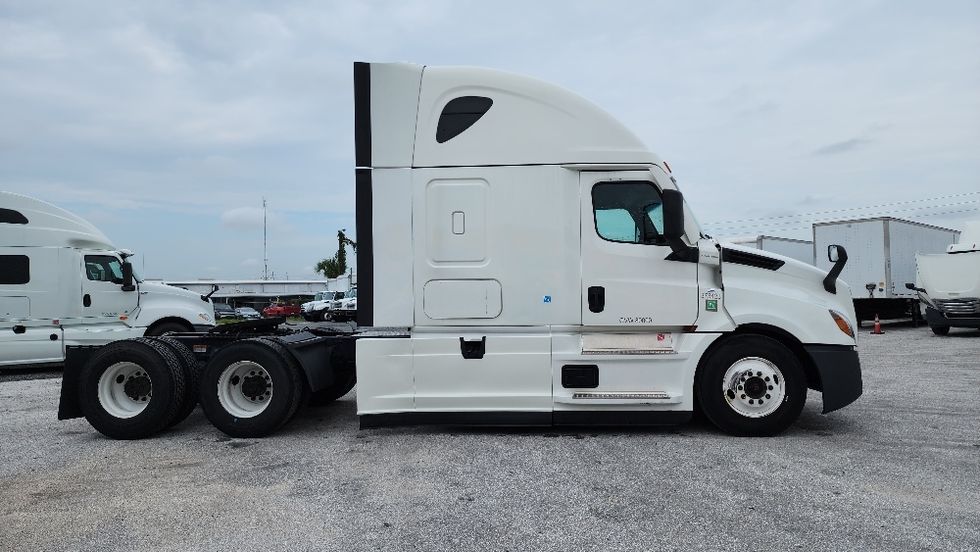 Sleeper Tractor-Heavy Duty Tractors-Freightliner-2020-T12664ST-Ocala-FL-562,774\n\t\tmiles-$ 57,000 - Image 8
