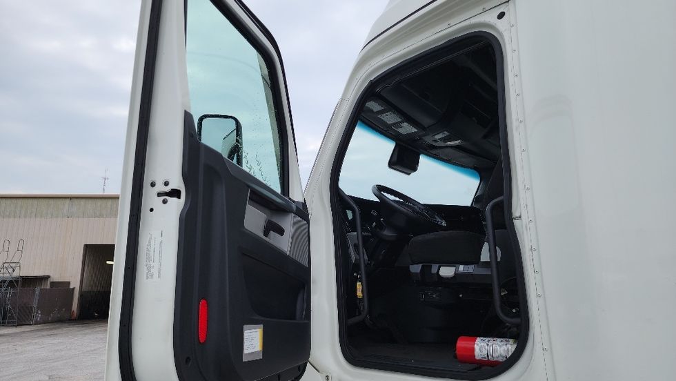 Sleeper Tractor-Heavy Duty Tractors-Freightliner-2020-T12664ST-Ocala-FL-562,774\n\t\tmiles-$ 57,000 - Image 9