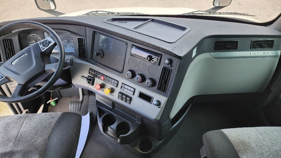 Sleeper Tractor-Heavy Duty Tractors-Freightliner-2020-T12664ST-Ocala-FL-629,801\n\t\tmiles-$ 53,250 - Image 12