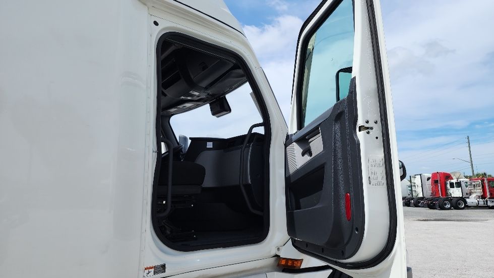 Sleeper Tractor-Heavy Duty Tractors-Freightliner-2020-T12664ST-Ocala-FL-629,801\n\t\tmiles-$ 53,250 - Image 13