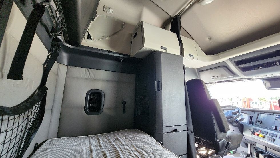 Sleeper Tractor-Heavy Duty Tractors-Freightliner-2020-T12664ST-Ocala-FL-629,801\n\t\tmiles-$ 53,250 - Image 18