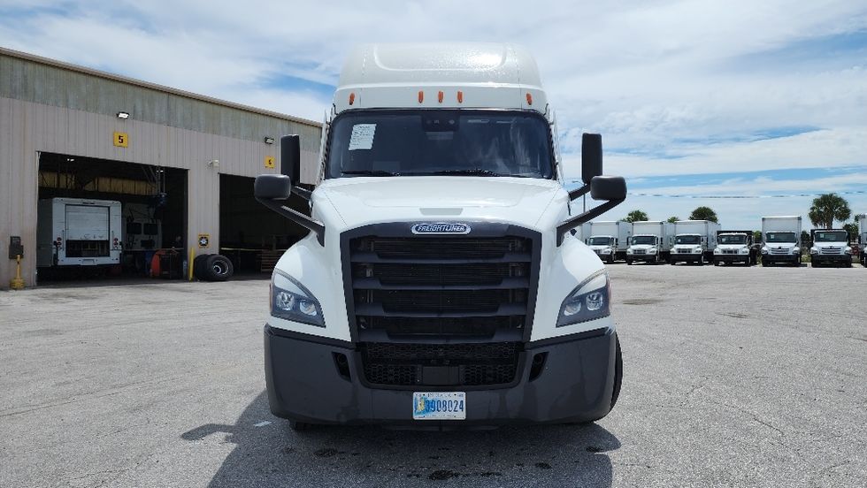 Sleeper Tractor-Heavy Duty Tractors-Freightliner-2020-T12664ST-Ocala-FL-629,801\n\t\tmiles-$ 53,250 - Image 2