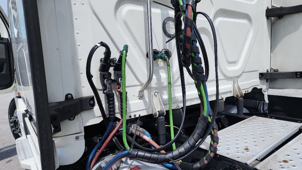 Sleeper Tractor-Heavy Duty Tractors-Freightliner-2020-T12664ST-Ocala-FL-629,801\n\t\tmiles-$ 53,250 - Image 23