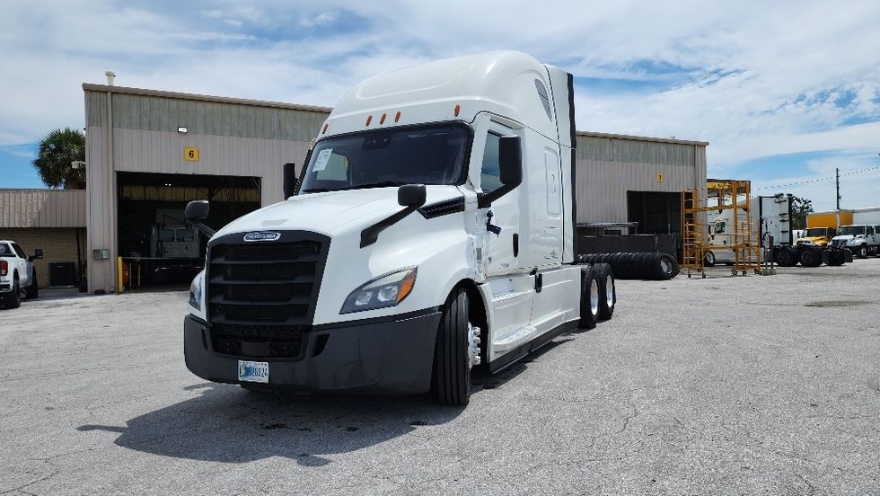 Sleeper Tractor-Heavy Duty Tractors-Freightliner-2020-T12664ST-Ocala-FL-629,801\n\t\tmiles-$ 53,250 - Image 3