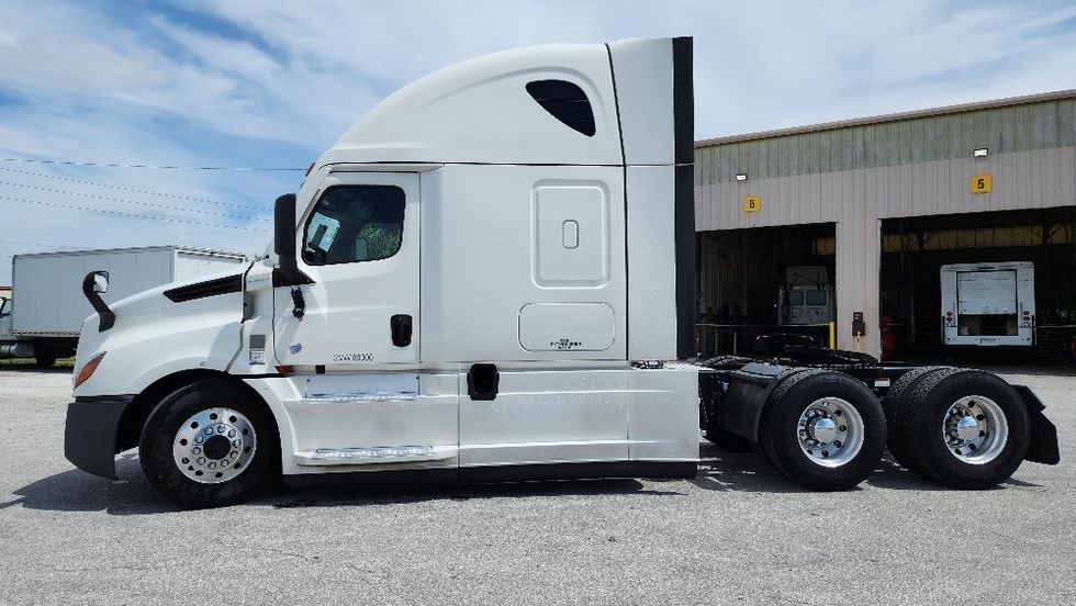 Sleeper Tractor-Heavy Duty Tractors-Freightliner-2020-T12664ST-Ocala-FL-629,801\n\t\tmiles-$ 53,250 - Image 4