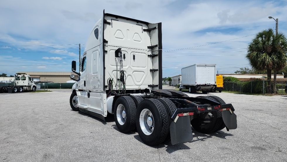 Sleeper Tractor-Heavy Duty Tractors-Freightliner-2020-T12664ST-Ocala-FL-629,801\n\t\tmiles-$ 53,250 - Image 5
