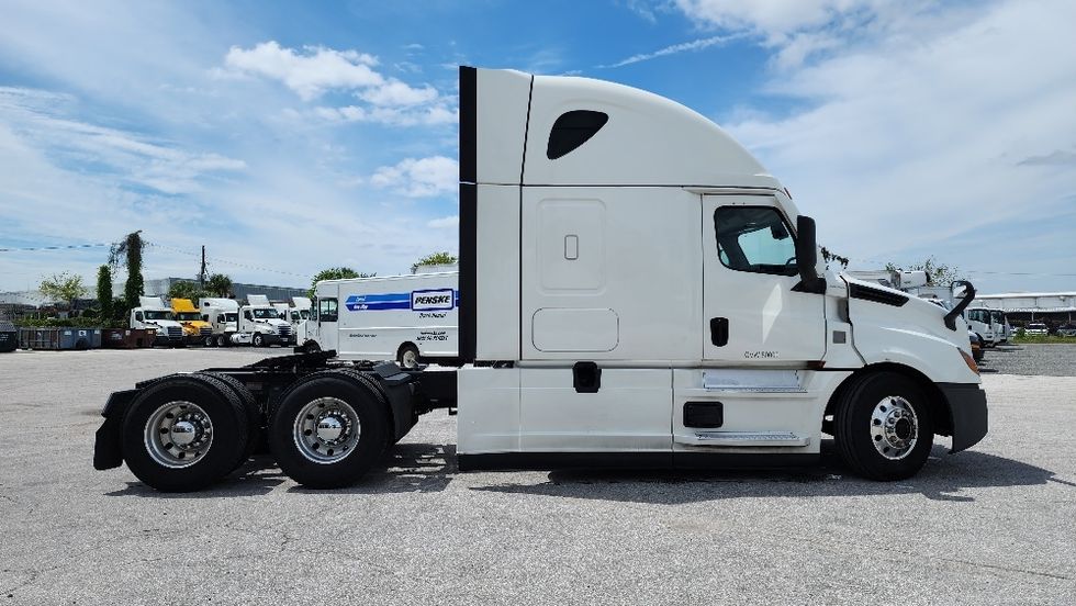 Sleeper Tractor-Heavy Duty Tractors-Freightliner-2020-T12664ST-Ocala-FL-629,801\n\t\tmiles-$ 53,250 - Image 8