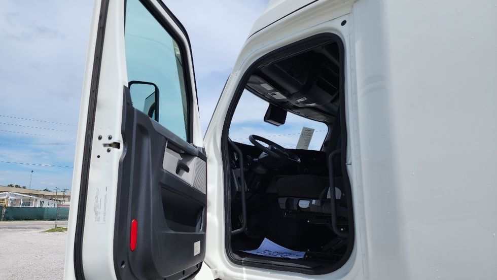 Sleeper Tractor-Heavy Duty Tractors-Freightliner-2020-T12664ST-Ocala-FL-629,801\n\t\tmiles-$ 53,250 - Image 9