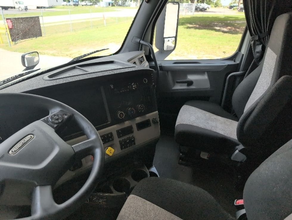 Sleeper Tractor-Heavy Duty Tractors-Freightliner-2020-T12664ST-Ocala-FL-693,740\n\t\tmiles-$ 47,750 - Image 10