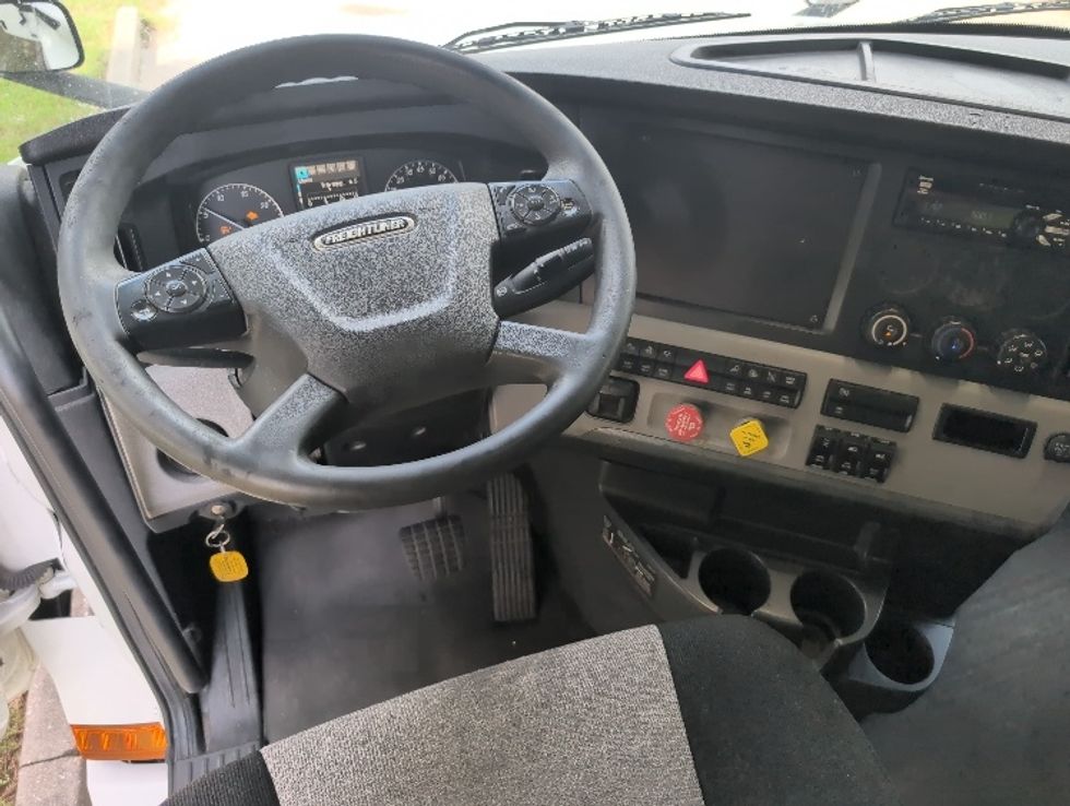 Sleeper Tractor-Heavy Duty Tractors-Freightliner-2020-T12664ST-Ocala-FL-693,740\n\t\tmiles-$ 47,750 - Image 11