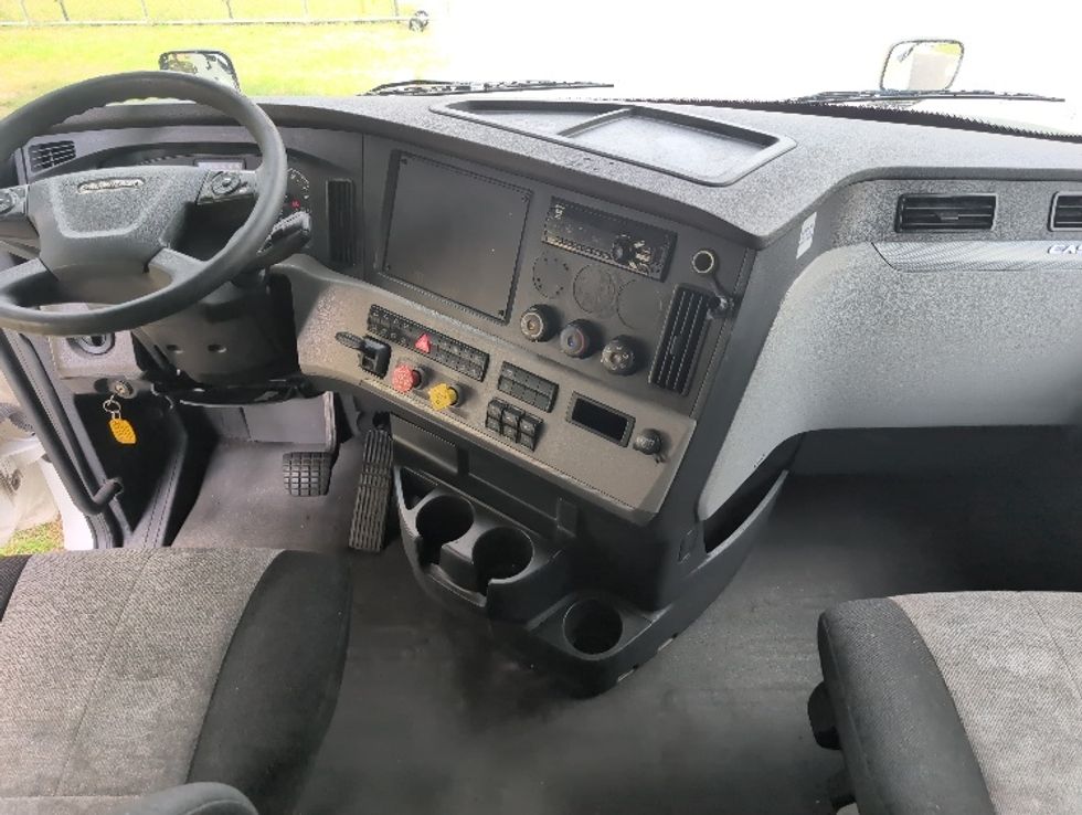 Sleeper Tractor-Heavy Duty Tractors-Freightliner-2020-T12664ST-Ocala-FL-693,740\n\t\tmiles-$ 47,750 - Image 12