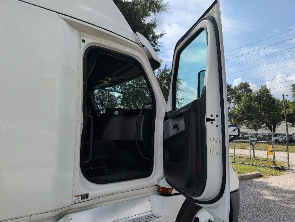Sleeper Tractor-Heavy Duty Tractors-Freightliner-2020-T12664ST-Ocala-FL-693,740\n\t\tmiles-$ 47,750 - Image 13