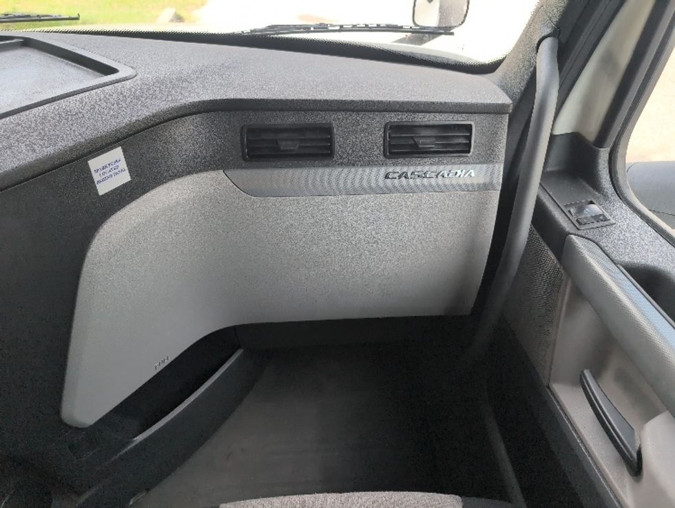 Sleeper Tractor-Heavy Duty Tractors-Freightliner-2020-T12664ST-Ocala-FL-693,740\n\t\tmiles-$ 47,750 - Image 14