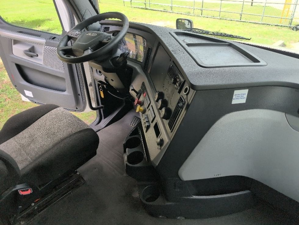 Sleeper Tractor-Heavy Duty Tractors-Freightliner-2020-T12664ST-Ocala-FL-693,740\n\t\tmiles-$ 47,750 - Image 15