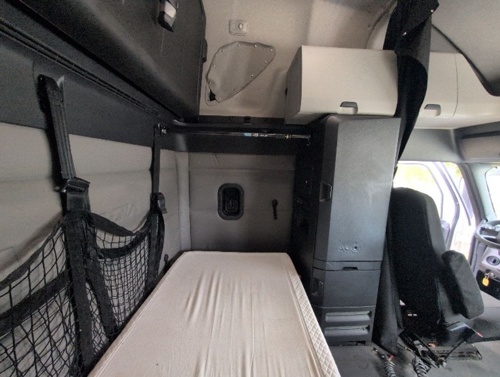 Sleeper Tractor-Heavy Duty Tractors-Freightliner-2020-T12664ST-Ocala-FL-693,740\n\t\tmiles-$ 47,750 - Image 18