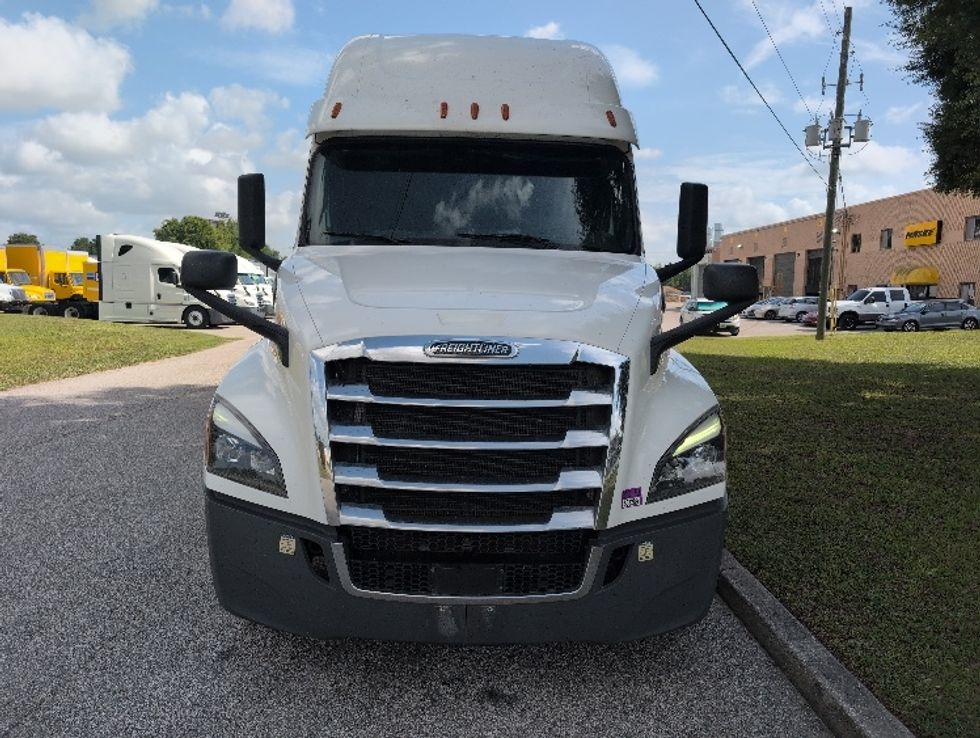 Sleeper Tractor-Heavy Duty Tractors-Freightliner-2020-T12664ST-Ocala-FL-693,740\n\t\tmiles-$ 47,750 - Image 2