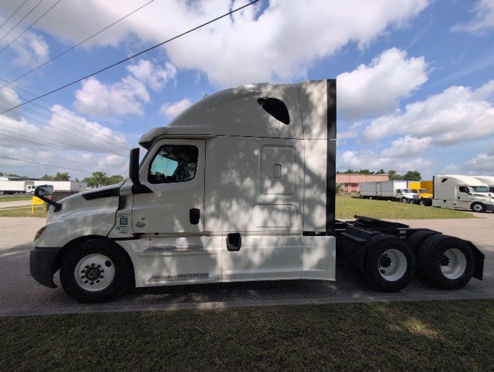 Sleeper Tractor-Heavy Duty Tractors-Freightliner-2020-T12664ST-Ocala-FL-693,740\n\t\tmiles-$ 47,750 - Image 4