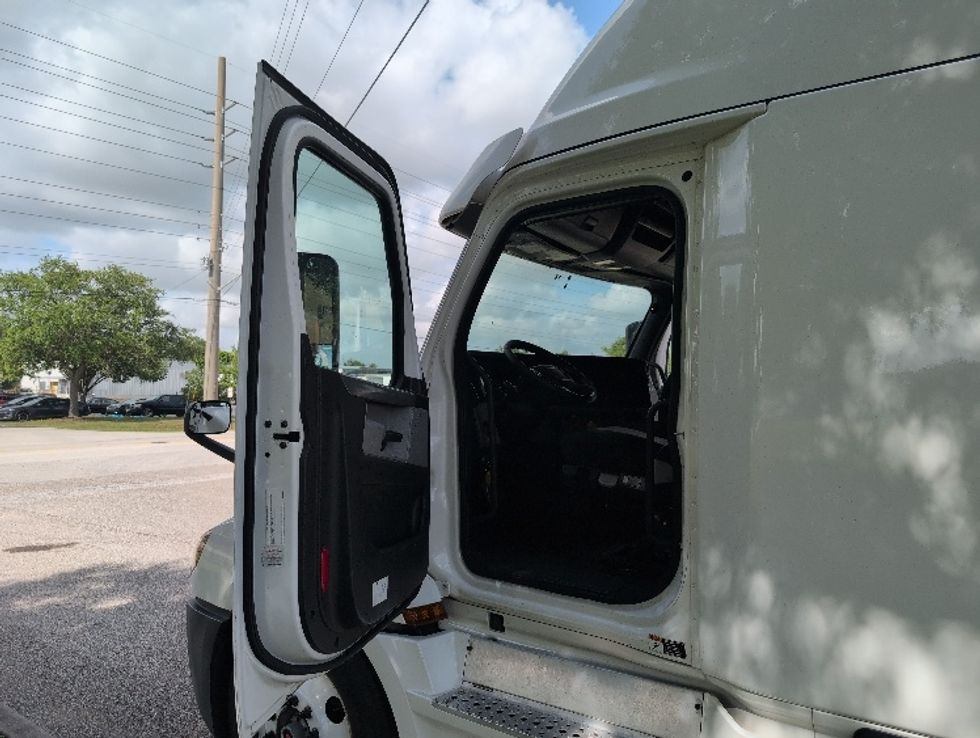 Sleeper Tractor-Heavy Duty Tractors-Freightliner-2020-T12664ST-Ocala-FL-693,740\n\t\tmiles-$ 47,750 - Image 9