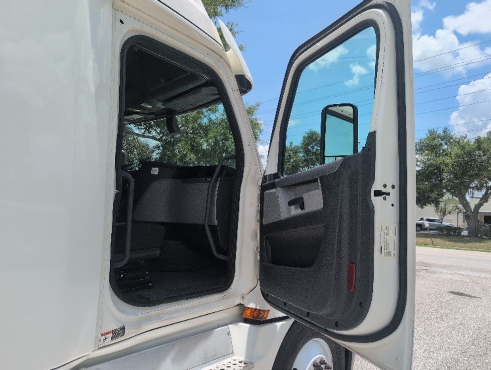 Sleeper Tractor-Heavy Duty Tractors-Freightliner-2020-T12664ST-Ocala-FL-726,499\n\t\tmiles-$ 45,500 - Image 13