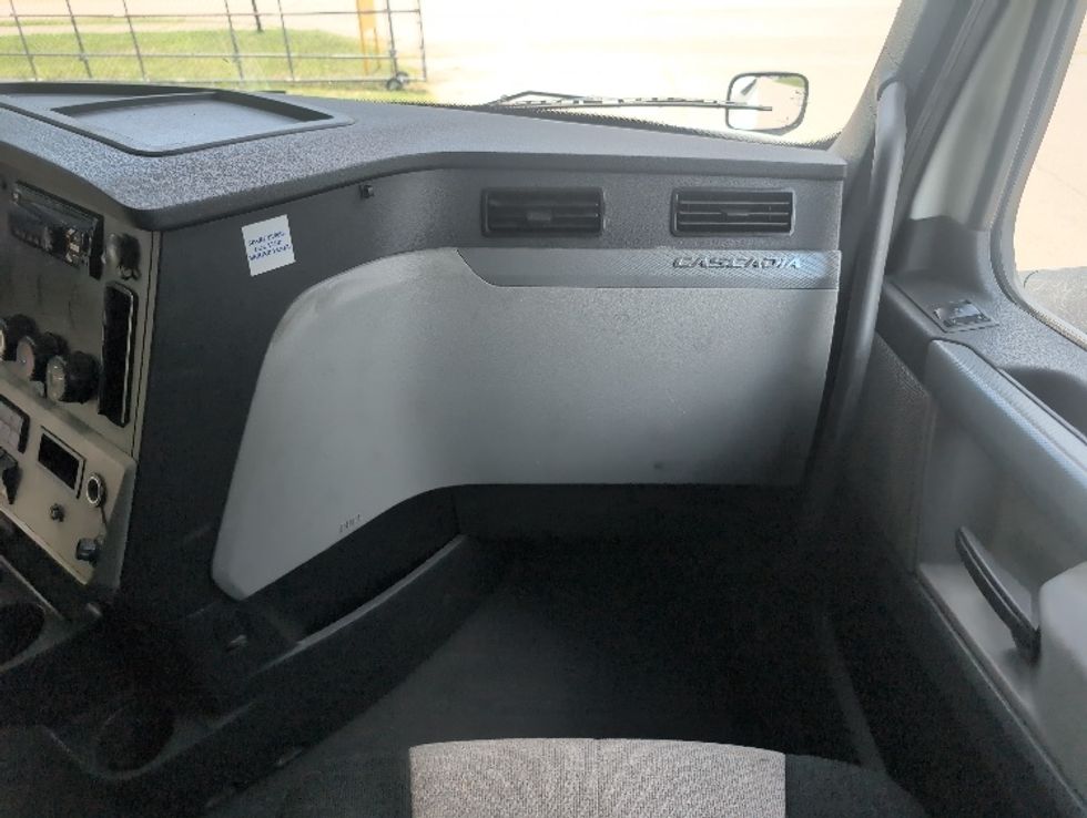 Sleeper Tractor-Heavy Duty Tractors-Freightliner-2020-T12664ST-Ocala-FL-726,499\n\t\tmiles-$ 45,500 - Image 14