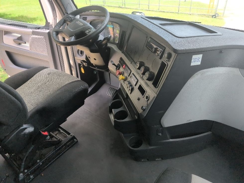 Sleeper Tractor-Heavy Duty Tractors-Freightliner-2020-T12664ST-Ocala-FL-726,499\n\t\tmiles-$ 45,500 - Image 15