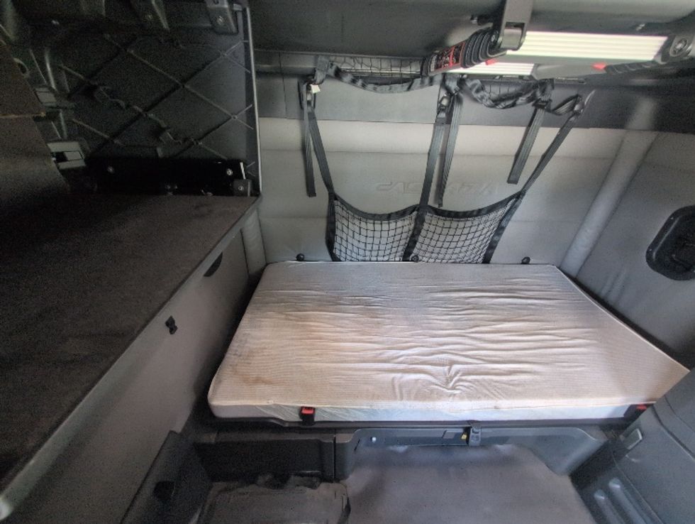 Sleeper Tractor-Heavy Duty Tractors-Freightliner-2020-T12664ST-Ocala-FL-726,499\n\t\tmiles-$ 45,500 - Image 16