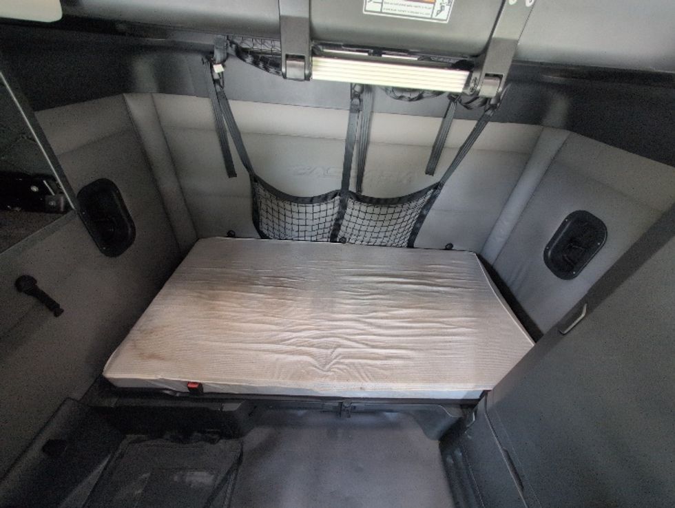 Sleeper Tractor-Heavy Duty Tractors-Freightliner-2020-T12664ST-Ocala-FL-726,499\n\t\tmiles-$ 45,500 - Image 17