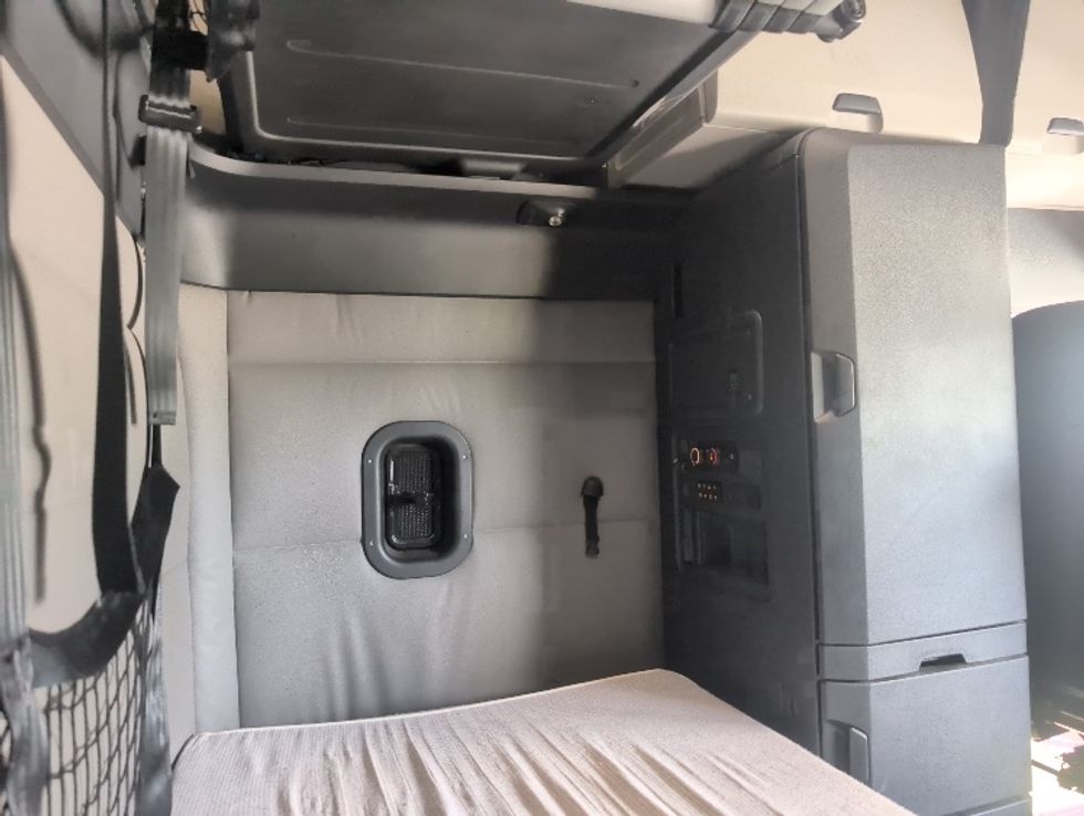 Sleeper Tractor-Heavy Duty Tractors-Freightliner-2020-T12664ST-Ocala-FL-726,499\n\t\tmiles-$ 45,500 - Image 18