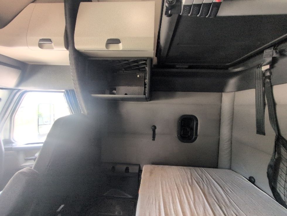 Sleeper Tractor-Heavy Duty Tractors-Freightliner-2020-T12664ST-Ocala-FL-726,499\n\t\tmiles-$ 45,500 - Image 19