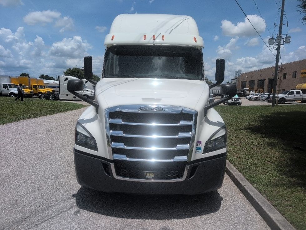 Sleeper Tractor-Heavy Duty Tractors-Freightliner-2020-T12664ST-Ocala-FL-726,499\n\t\tmiles-$ 45,500 - Image 2