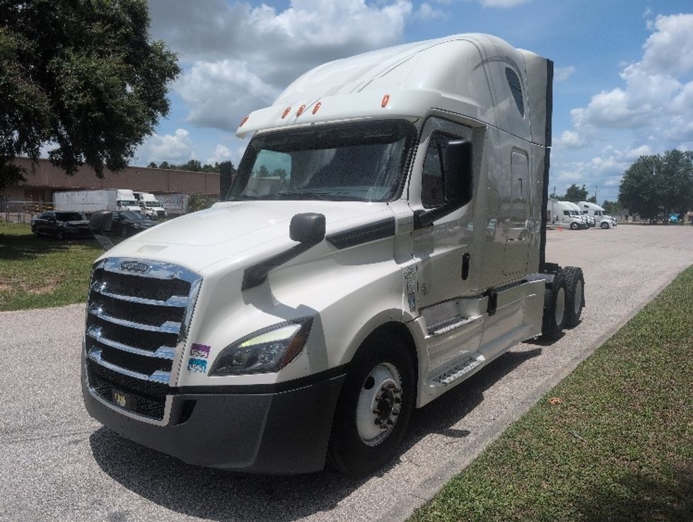 Sleeper Tractor-Heavy Duty Tractors-Freightliner-2020-T12664ST-Ocala-FL-726,499\n\t\tmiles-$ 45,500 - Image 3