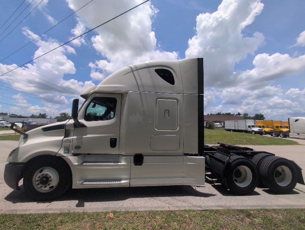 Sleeper Tractor-Heavy Duty Tractors-Freightliner-2020-T12664ST-Ocala-FL-726,499\n\t\tmiles-$ 45,500 - Image 4