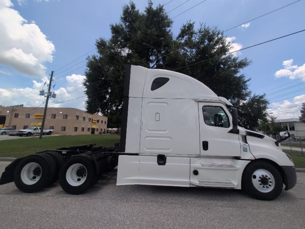 Sleeper Tractor-Heavy Duty Tractors-Freightliner-2020-T12664ST-Ocala-FL-726,499\n\t\tmiles-$ 45,500 - Image 8