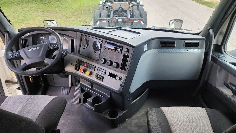 Sleeper Tractor-Heavy Duty Tractors-Freightliner-2020-T12664ST-Ocala-FL-770,125\n\t\tmiles-$ 42,500 - Image 12