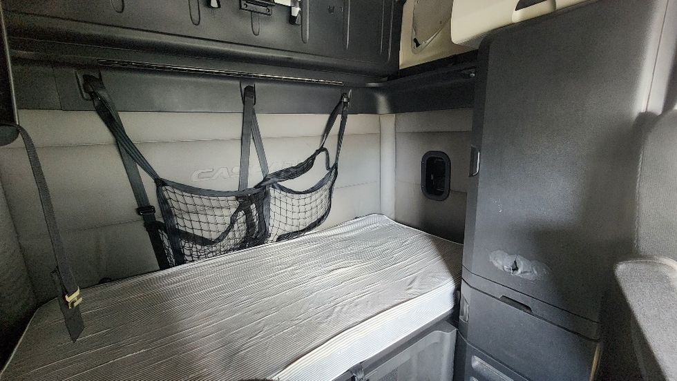 Sleeper Tractor-Heavy Duty Tractors-Freightliner-2020-T12664ST-Ocala-FL-770,125\n\t\tmiles-$ 42,500 - Image 16