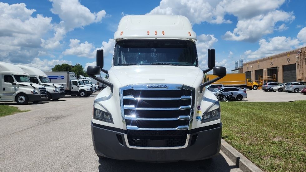 Sleeper Tractor-Heavy Duty Tractors-Freightliner-2020-T12664ST-Ocala-FL-770,125\n\t\tmiles-$ 42,500 - Image 2