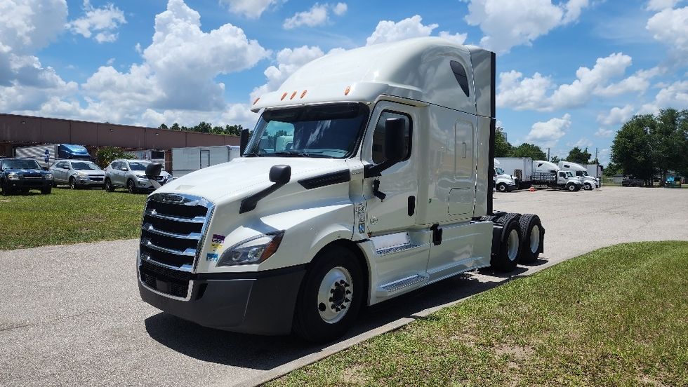 Sleeper Tractor-Heavy Duty Tractors-Freightliner-2020-T12664ST-Ocala-FL-770,125\n\t\tmiles-$ 42,500 - Image 3
