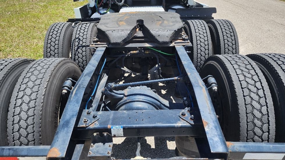 Sleeper Tractor-Heavy Duty Tractors-Freightliner-2020-T12664ST-Ocala-FL-770,125\n\t\tmiles-$ 42,500 - Image 6