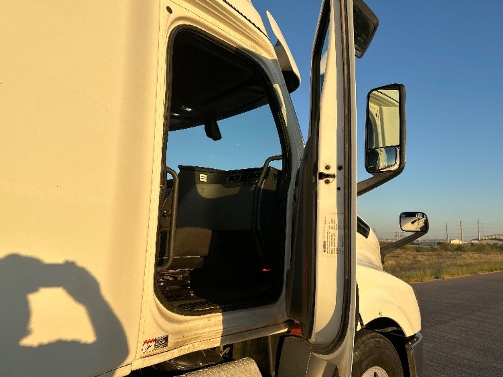 Sleeper Tractor-Heavy Duty Tractors-Freightliner-2020-T12664ST-Odessa-TX-178,326\n\t\tmiles-$ 88,500 - Image 13