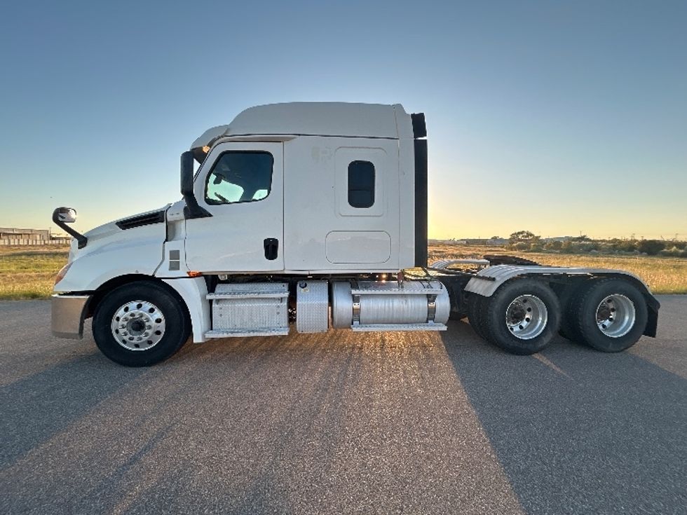 Sleeper Tractor-Heavy Duty Tractors-Freightliner-2020-T12664ST-Odessa-TX-178,326\n\t\tmiles-$ 88,500 - Image 4