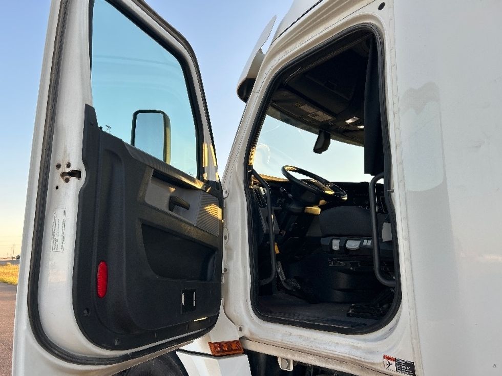 Sleeper Tractor-Heavy Duty Tractors-Freightliner-2020-T12664ST-Odessa-TX-178,326\n\t\tmiles-$ 88,500 - Image 9