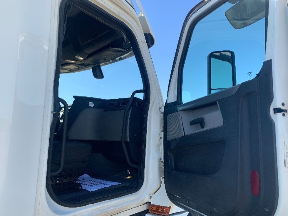 Sleeper Tractor-Heavy Duty Tractors-Freightliner-2020-T12664ST-Odessa-TX-198,289\n\t\tmiles-$ 86,250 - Image 11