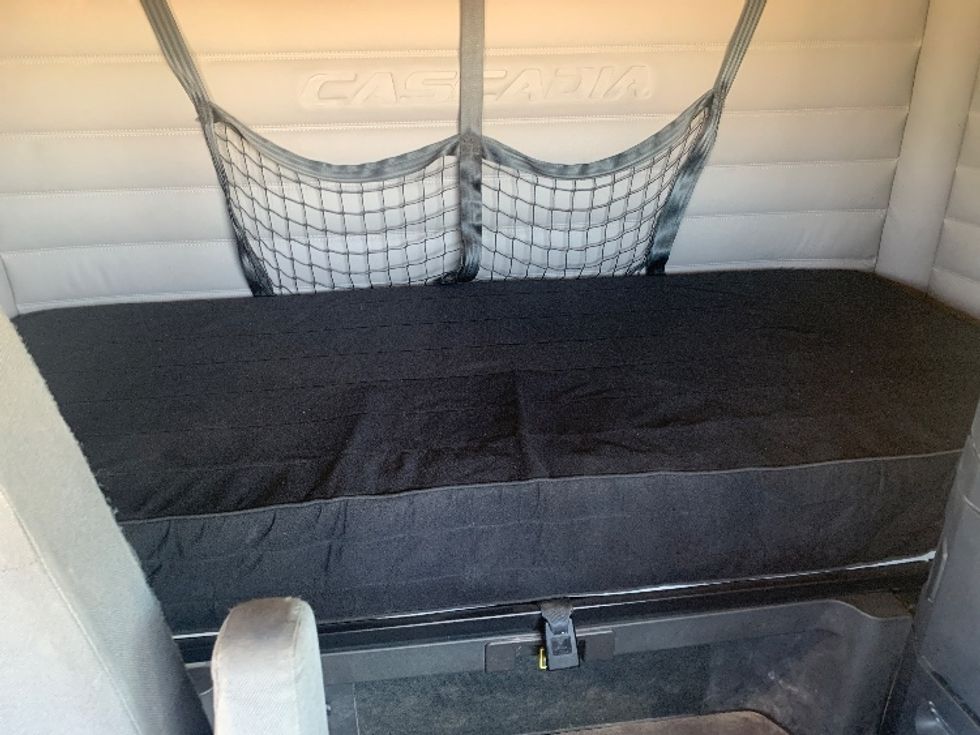 Sleeper Tractor-Heavy Duty Tractors-Freightliner-2020-T12664ST-Odessa-TX-198,289\n\t\tmiles-$ 86,250 - Image 15