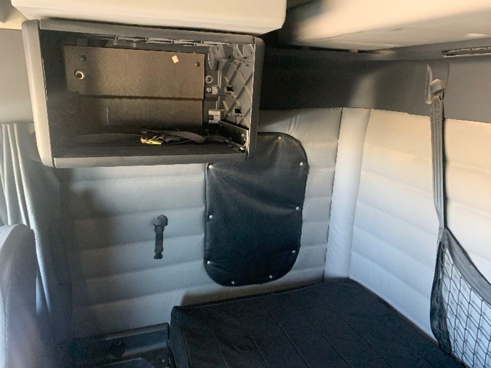 Sleeper Tractor-Heavy Duty Tractors-Freightliner-2020-T12664ST-Odessa-TX-198,289\n\t\tmiles-$ 86,250 - Image 17