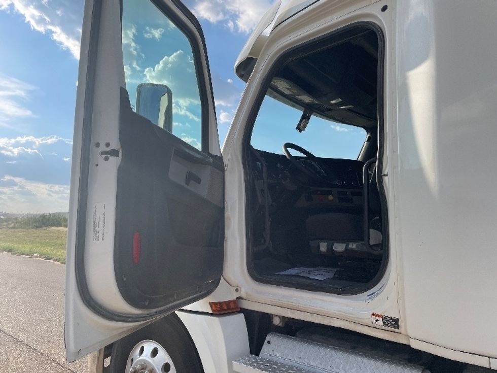 Sleeper Tractor-Heavy Duty Tractors-Freightliner-2020-T12664ST-Odessa-TX-205,956\n\t\tmiles-$ 86,750 - Image 9