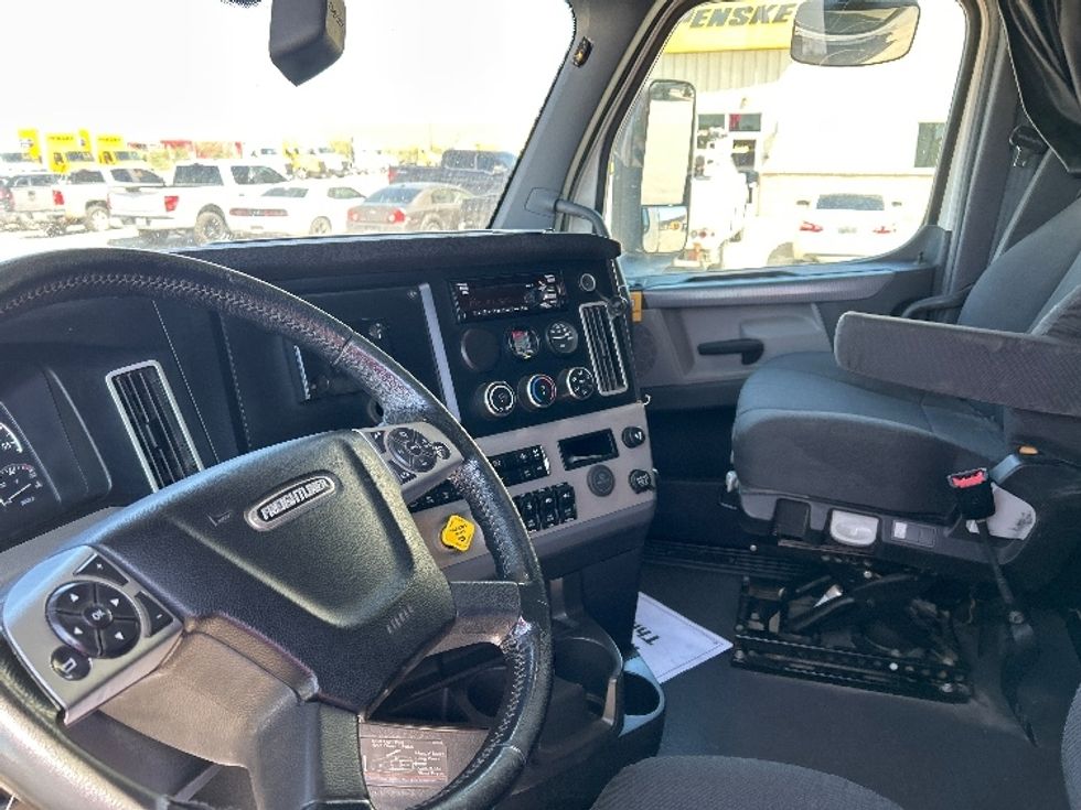 Sleeper Tractor-Heavy Duty Tractors-Freightliner-2020-T12664ST-Odessa-TX-208,341\n\t\tmiles-$ 86,750 - Image 10