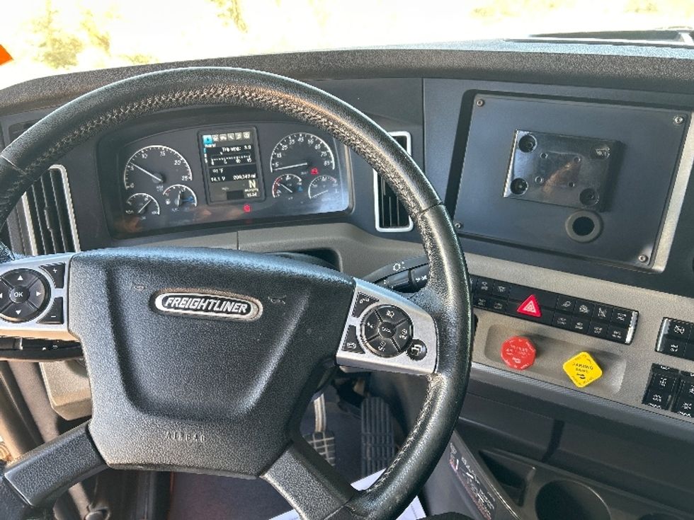 Sleeper Tractor-Heavy Duty Tractors-Freightliner-2020-T12664ST-Odessa-TX-208,341\n\t\tmiles-$ 86,750 - Image 11