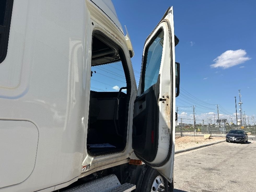 Sleeper Tractor-Heavy Duty Tractors-Freightliner-2020-T12664ST-Odessa-TX-208,341\n\t\tmiles-$ 86,750 - Image 13