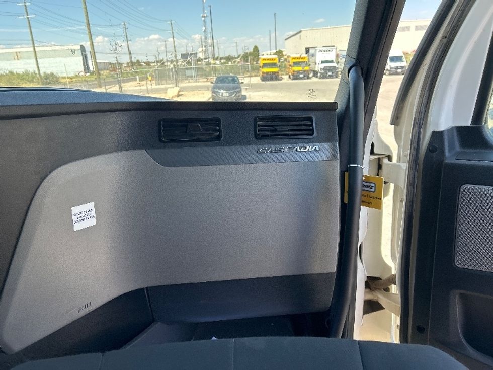 Sleeper Tractor-Heavy Duty Tractors-Freightliner-2020-T12664ST-Odessa-TX-208,341\n\t\tmiles-$ 86,750 - Image 14