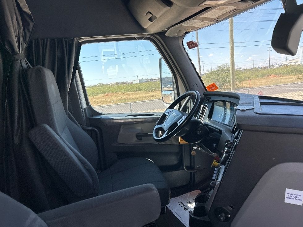 Sleeper Tractor-Heavy Duty Tractors-Freightliner-2020-T12664ST-Odessa-TX-208,341\n\t\tmiles-$ 86,750 - Image 15